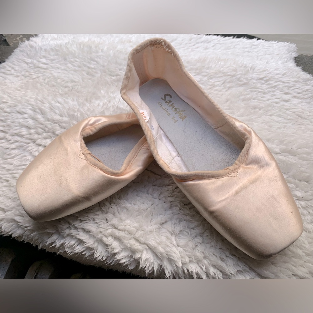 Ballerina Sansha ballet slipper pointe in pale pink silk ovation 3/4